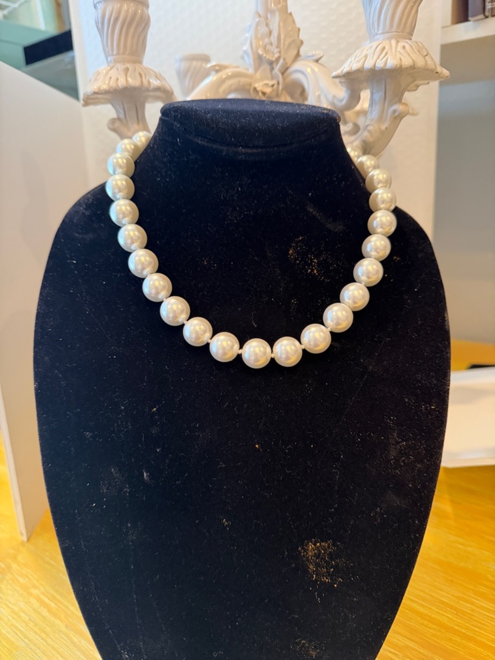 Classic Pearl Necklace in White